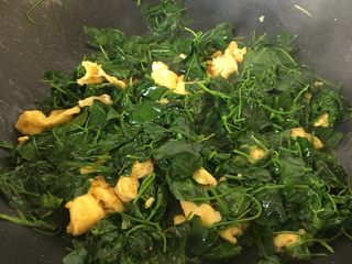 11、金花菜炒蛋,翻炒均匀出锅