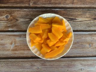 1、红糖南瓜饼,将南瓜去皮去瓤，洗净切小