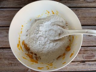 3、红糖南瓜饼,分次加入糯米粉揉开