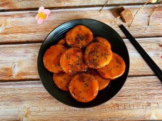 9、红糖南瓜饼,后起锅撒上芝麻即可