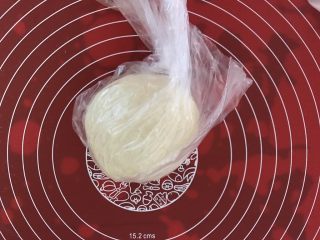 1、彩虹蛋黄酥,将油皮的所有材料放入面包桶，揉成一个光滑的面团，套上保鲜袋，放冰箱冷藏静置，静置一小时左右。不用揉出膜。