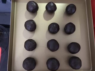 3、彩虹蛋黄酥,豆沙25克一个，包上咸蛋黄揉圆