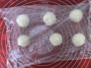4、彩虹蛋黄酥,静置好的油皮分成六份，滚圆，盖上保鲜膜醒发一会