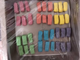 5、彩虹蛋黄酥,油酥每个颜色分成六份，整成统一的形状