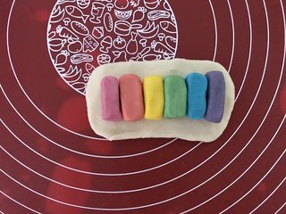 6、彩虹蛋黄酥,取一个油皮，擀成椭圆形，油酥一个个摆成一排