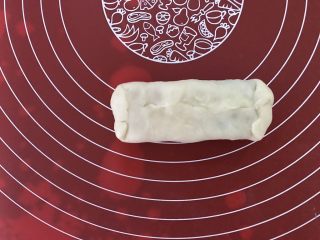 7、彩虹蛋黄酥,包好，捏紧封口处