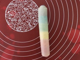 9、彩虹蛋黄酥,从上往下卷起，不用卷的太紧。收口朝下摆好醒发，依次做好六个，盖上保鲜膜防止风干