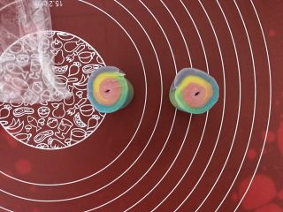 12、彩虹蛋黄酥,用刀将面团从中间切开，切面朝上