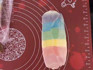 10、彩虹蛋黄酥,第二次擀卷，面团收口朝上，用掌心压扁，擀面杖竖着横向擀开