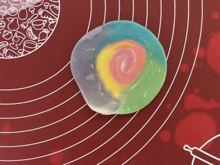 13、彩虹蛋黄酥,压扁，擀成中间厚四周薄的面片