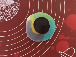 14、彩虹蛋黄酥,包上豆沙，捏紧收口。注意切口要始终朝外