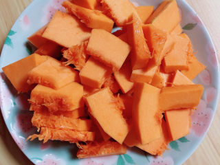 1、南瓜汤圆,准备好南瓜，切成片待用。