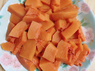 2、南瓜汤圆,将南瓜放入蒸锅中，蒸15分钟，取出。