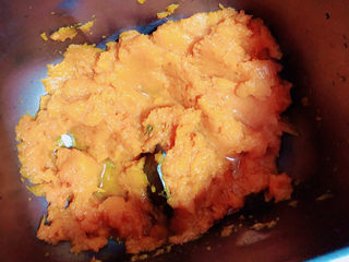 3、南瓜汤圆,将南瓜汤倒掉，放入面包机中。