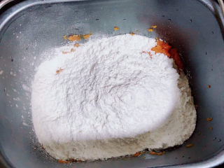 4、南瓜汤圆,再放入糯米粉。