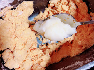 5、南瓜汤圆,将面搅拌好，放入猪油，继续揉面。