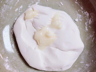 7、南瓜汤圆,加入猪油，继续揉面。