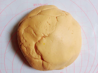 9、南瓜汤圆,南瓜糯米团揉好，盖好保鲜膜。