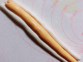 11、南瓜汤圆,将糯米团揉出一个一根粗的南瓜糯米条，两根细的白色糯米条。