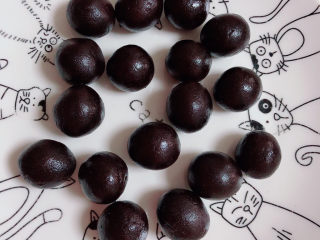 10、南瓜汤圆,准备好豆沙馅儿，揉成均匀的小圆形。