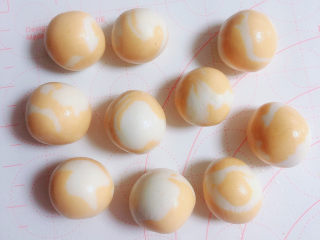 12、南瓜汤圆,揉成一个个均匀的糯米团子。