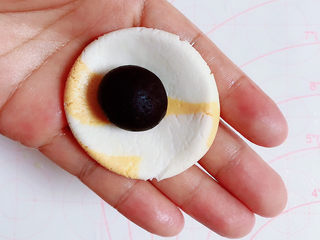 13、南瓜汤圆,将糯米团压成饼型，包入豆沙馅。