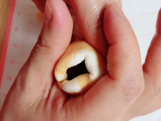 14、南瓜汤圆,用虎口将汤圆慢慢团起来，掐住口封好。