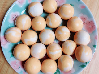 15、南瓜汤圆,南瓜汤圆就包好了。