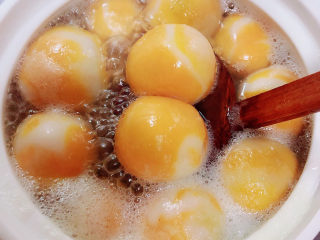 16、南瓜汤圆,锅中烧开水，放入南瓜汤圆，所有汤圆都飘起后，即可出锅了。