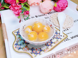 17、南瓜汤圆,软糯香甜的炫彩南瓜汤圆就上桌了。