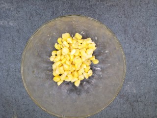 5、土司披萨,然后剥下玉米粒