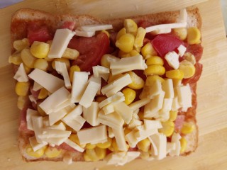 10、土司披萨,撒上芝士碎