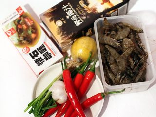 1、泰式咖喱虾,材料备好