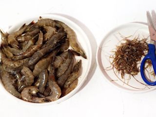 2、泰式咖喱虾,鲜虾洗净,剪去虾须,用剪刀从背部剪去虾壳去虾线。