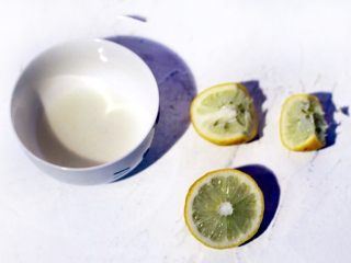 3、泰式咖喱虾,将柠檬挤汁备用