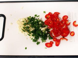 4、泰式咖喱虾,香葱、蒜切末,小红椒切圈。