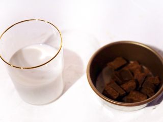 5、泰式咖喱虾,称量好200毫升椰汁,将咖喱块切小块。