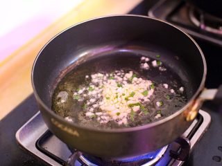 6、泰式咖喱虾,锅中下油烧热,倒入蒜末爆香。