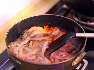 7、泰式咖喱虾,把沥干水的鲜虾倒入翻炒。