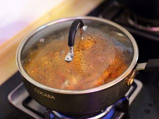 9、泰式咖喱虾,待咖喱块和椰汁完全融合倒入柠檬汁转小火焖煮。