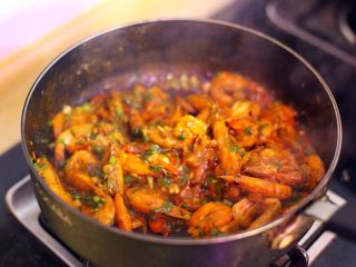 10、泰式咖喱虾,快收汁时倒入1/2汤匙白糖调味,撒葱花即可。