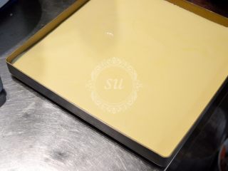 7、超详细图解——小四卷+日式豆乳盒子蛋糕,用刮刀将面糊表面大概抹平，混合手法正确的面糊不会有气泡。如果出现很多气泡说明在混合过程中蛋白出现了消泡。