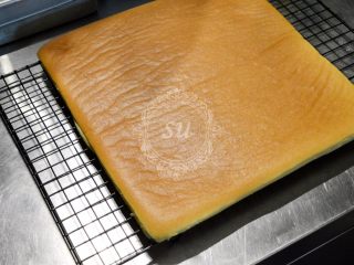 11、超详细图解——小四卷+日式豆乳盒子蛋糕,正面颜色也比较均匀也不会开裂。如果做蛋糕卷的时候想要这个面向外，晾凉的时候就要向上，不然会皱起。