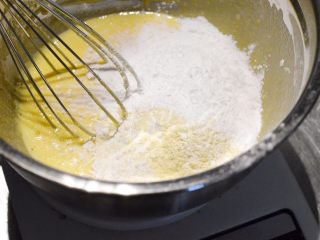 12、超详细图解——小四卷+日式豆乳盒子蛋糕,低筋面粉+豆浆粉+玉米淀粉过筛后加入，拌匀