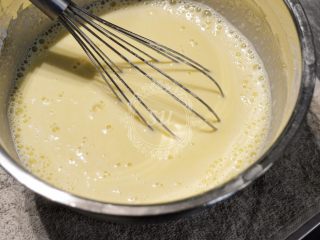 14、超详细图解——小四卷+日式豆乳盒子蛋糕,加入热豆浆，因为液体量比较大，所以最好分三到四次加入。每加入一次都要混合均匀后再加入下一次。最后搅拌混合好的面糊会有这种小泡沫