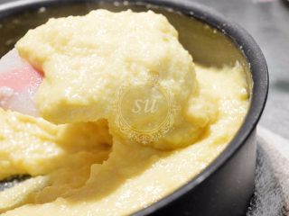 15、超详细图解——小四卷+日式豆乳盒子蛋糕,倒入不粘锅中，小火加热，不断翻炒。注意请使用底比较厚的不粘锅，不然很容易糊底。整体变得粘稠时离火，利用余热翻炒至粘稠可以成团。