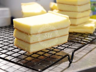 19、超详细图解——小四卷+日式豆乳盒子蛋糕,晾凉好的蛋糕卷根据盒子的尺寸切割好。不喜欢装在盒子里直接这样一层一层的叠起来也很好看。奶油+砂糖打发，装入裱花袋