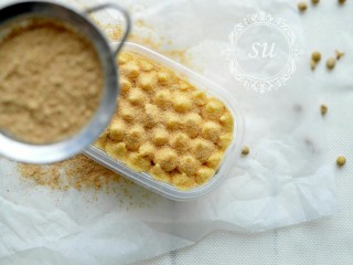 24、超详细图解——小四卷+日式豆乳盒子蛋糕,黄豆粉建议什么时候食用再撒，不然吸收了豆乳的潮气，口感会变差