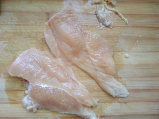 2、照烧鸡胸肉,鸡胸肉去白筋,从当中破开