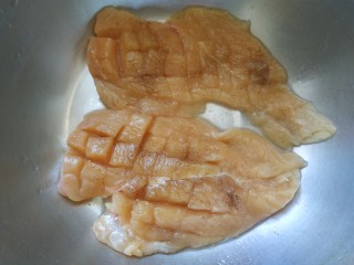 4、照烧鸡胸肉,加入适量料酒,盐,胡椒粉,抹匀,腌制一会儿